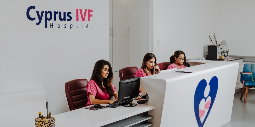Accueil moderne avec personnel en uniforme rose au Cyprus IVF Hospital, prêt à accompagner les patients lors de leur arrivée pour un traitement de fertilité.