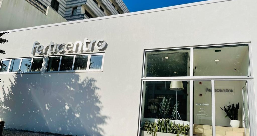 Façade moderne du bâtiment Ferticentro à Coimbra, illustrant une clinique de pointe spécialisée en FIV et don d’ovocytes au Portugal.